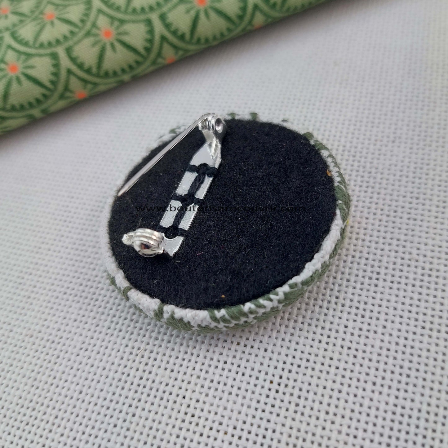 Broche brodée à la main 38 mm