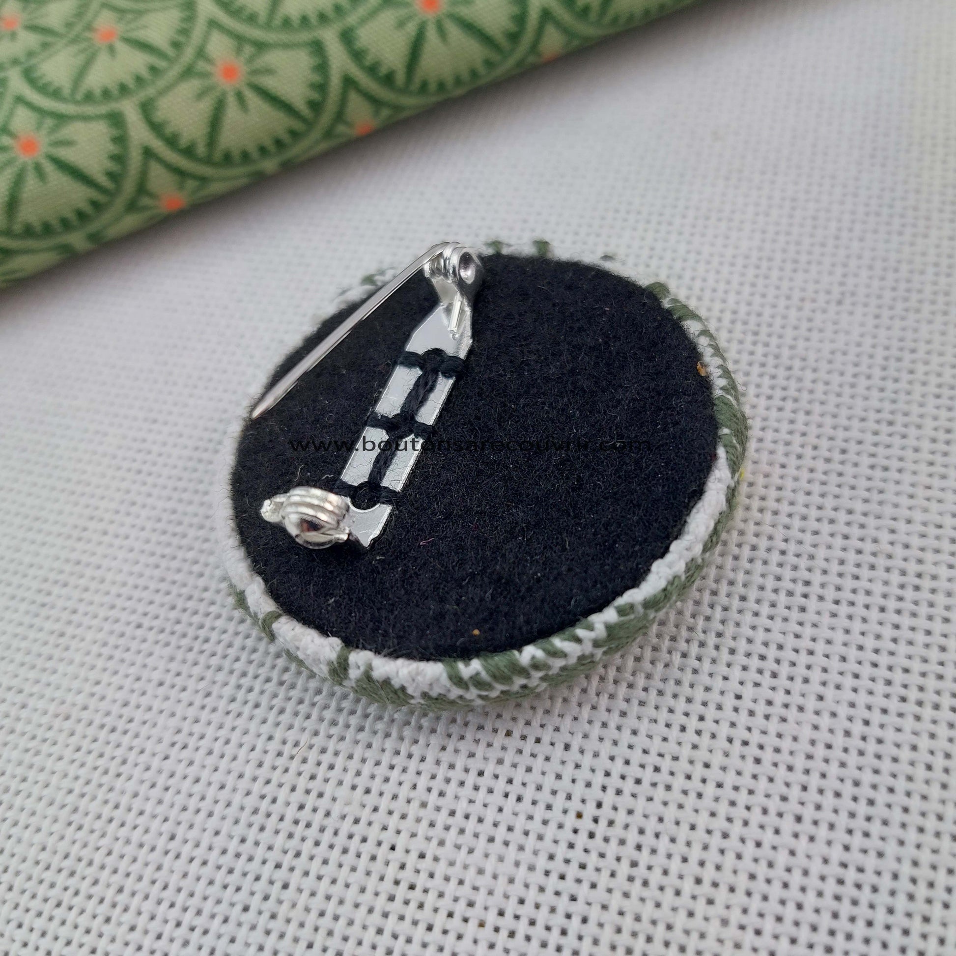 Broche brodée à la main 38 mm