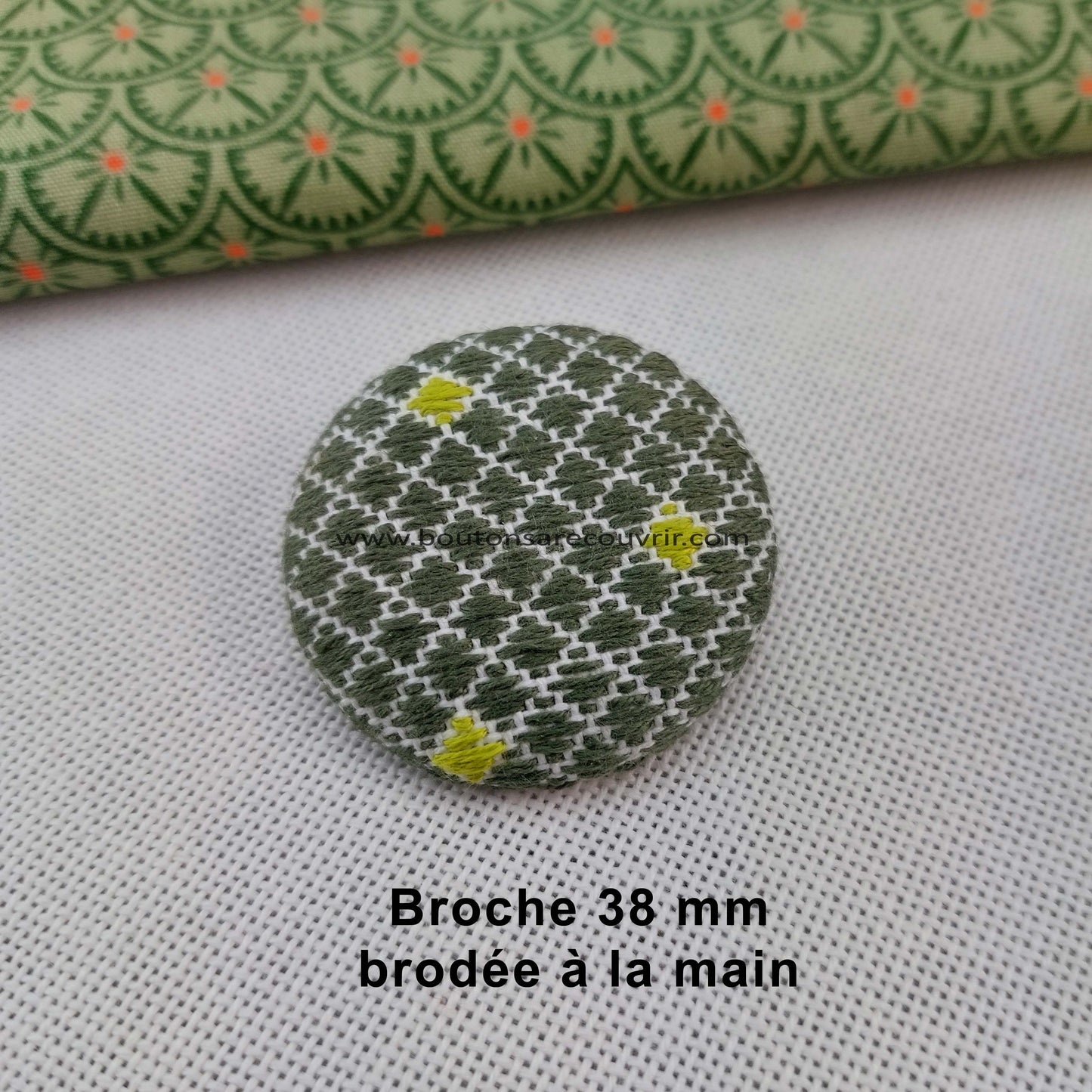 Broche brodée à la main 38 mm