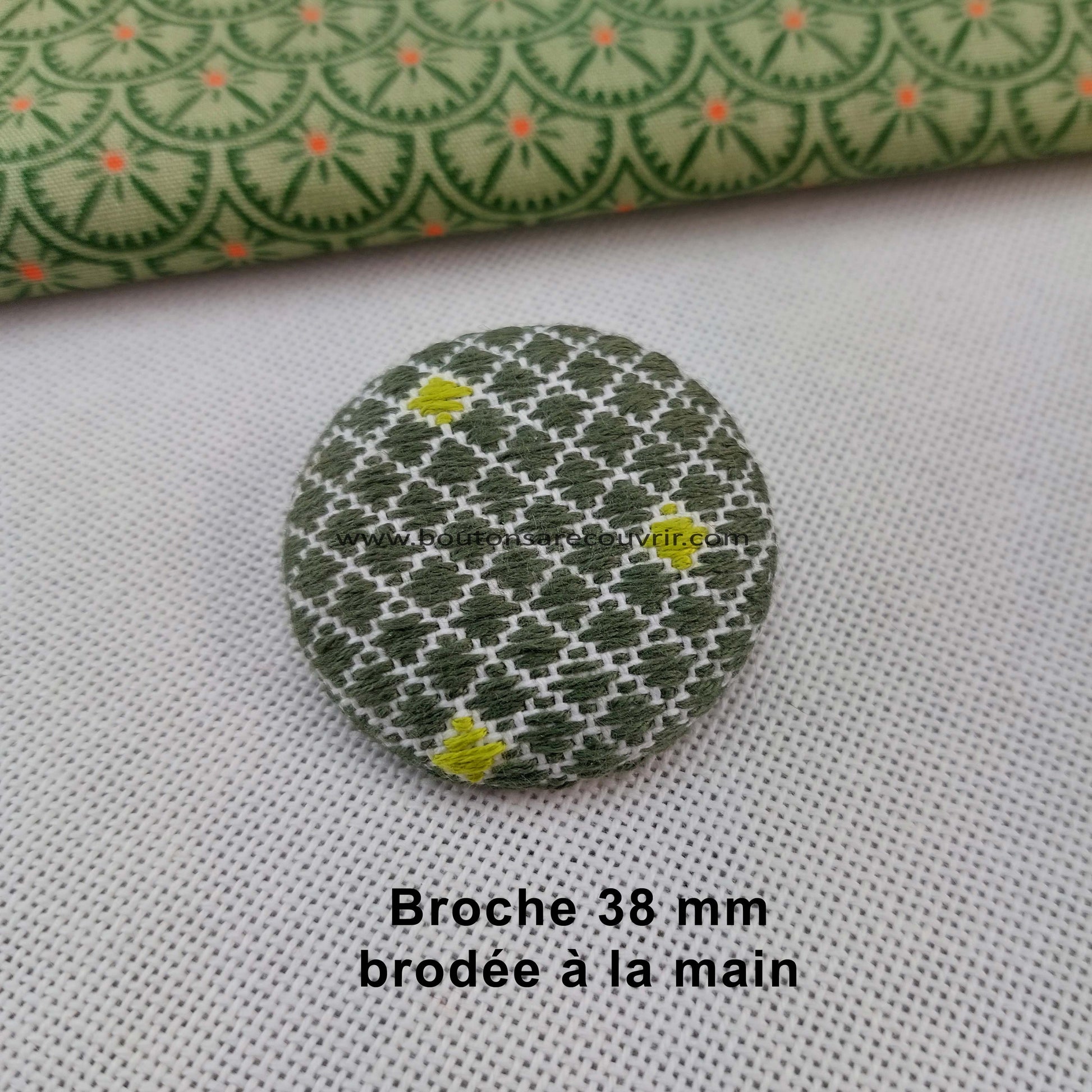Broche brodée à la main 38 mm