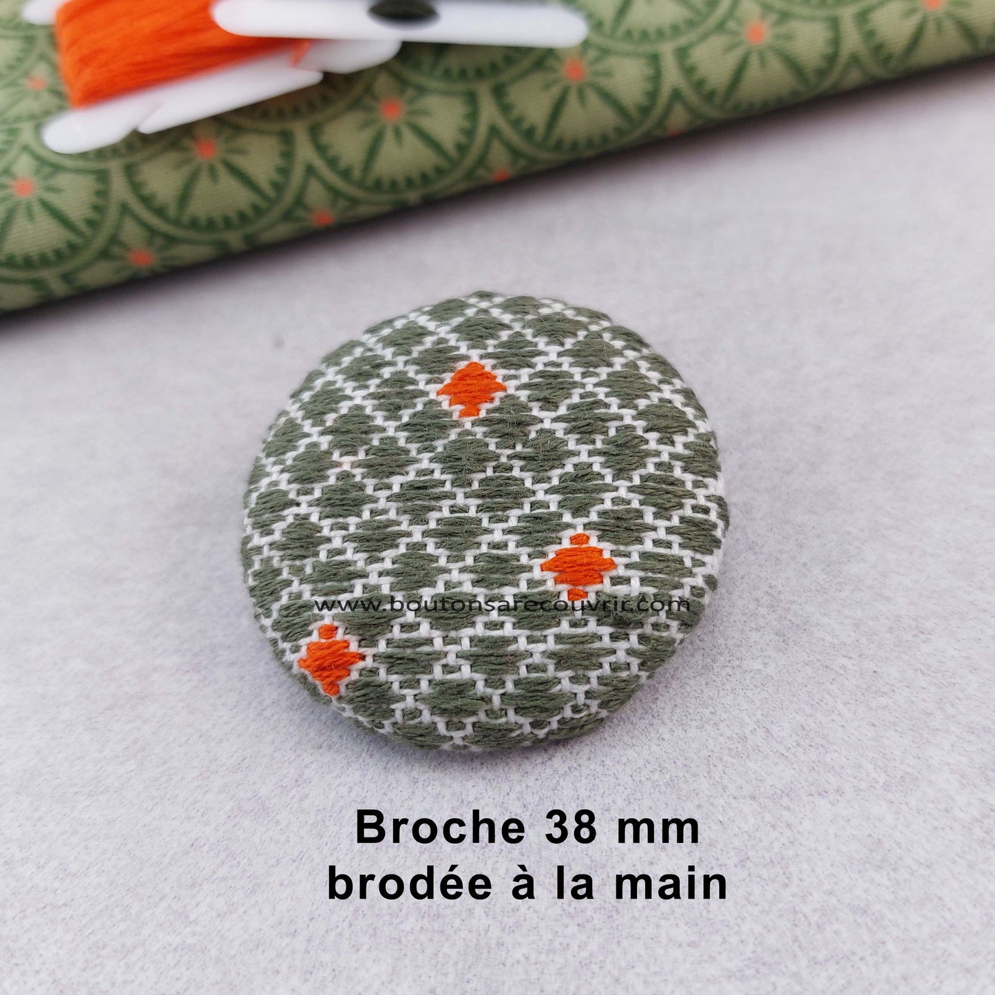 CAPUCINE orange | Broche brodée 38 mm