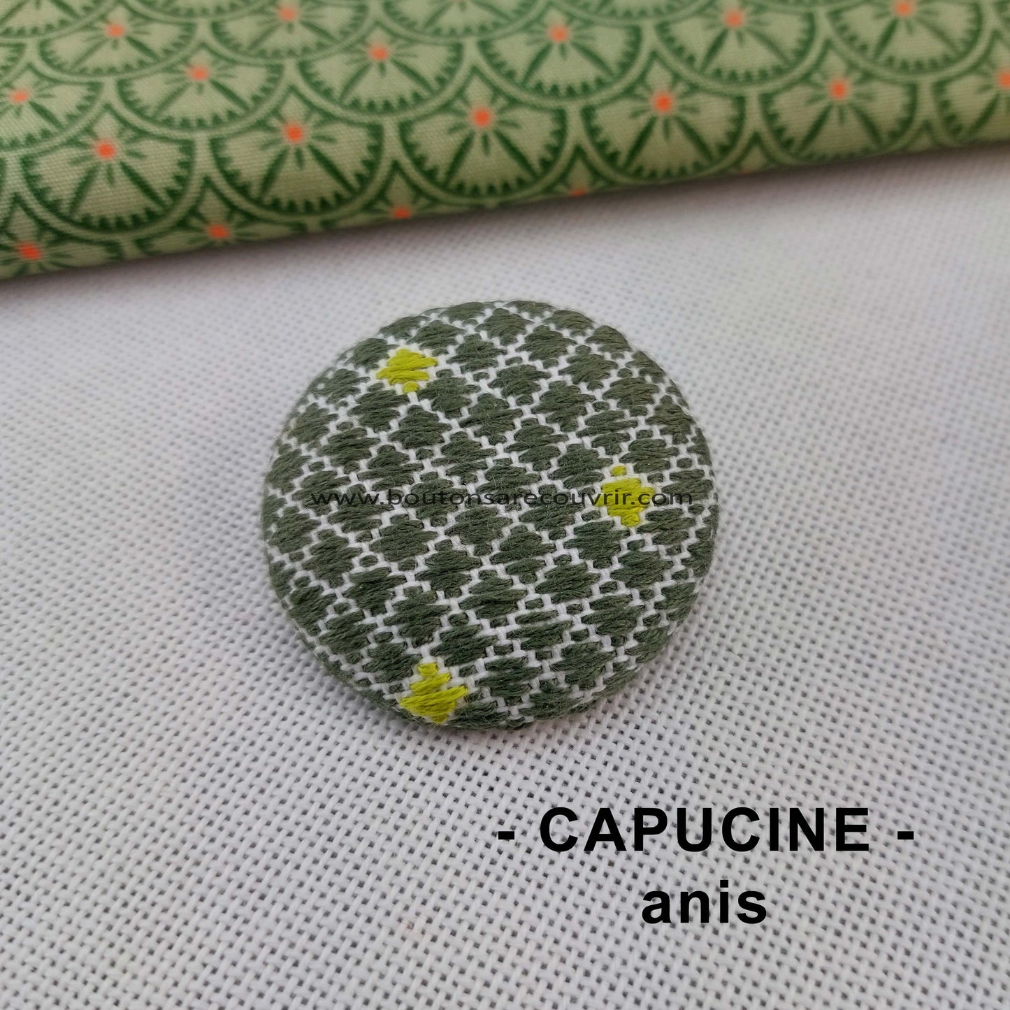 Broche brodée à la main 38 mm